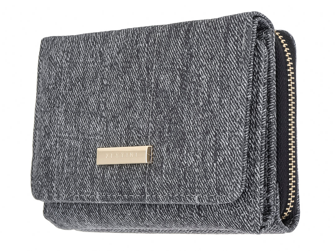Monedero rectangular de tela tipo denim color negro con una pequeña placa metálica central.