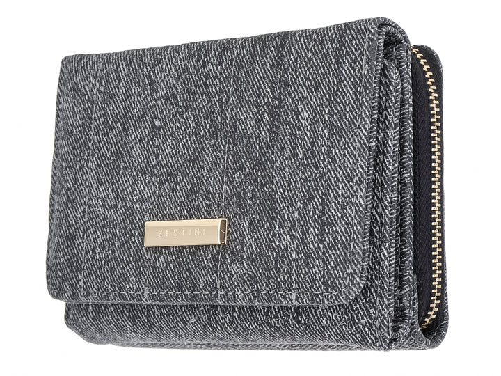 Monedero rectangular de tela tipo denim color negro con una pequeña placa metálica central.