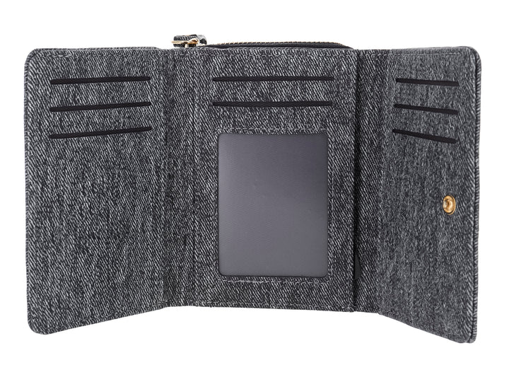 Monedero rectangular de tela tipo denim color negro con una pequeña placa metálica central.