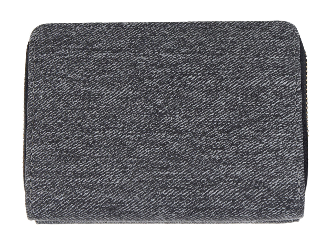 Monedero rectangular de tela tipo denim color negro con una pequeña placa metálica central.