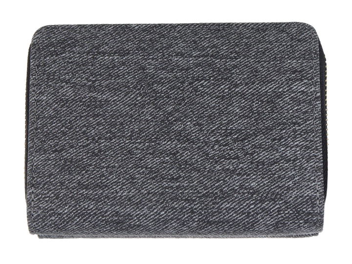 Monedero rectangular de tela tipo denim color negro con una pequeña placa metálica central.
