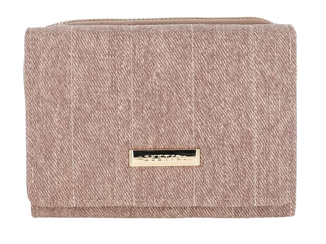 Monedero rectangular de tela color marrón con textura lineal y placa metálica frontal.