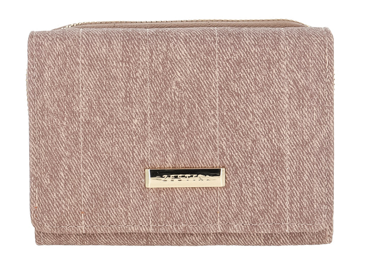 Monedero rectangular de tela color marrón con textura lineal y placa metálica frontal.