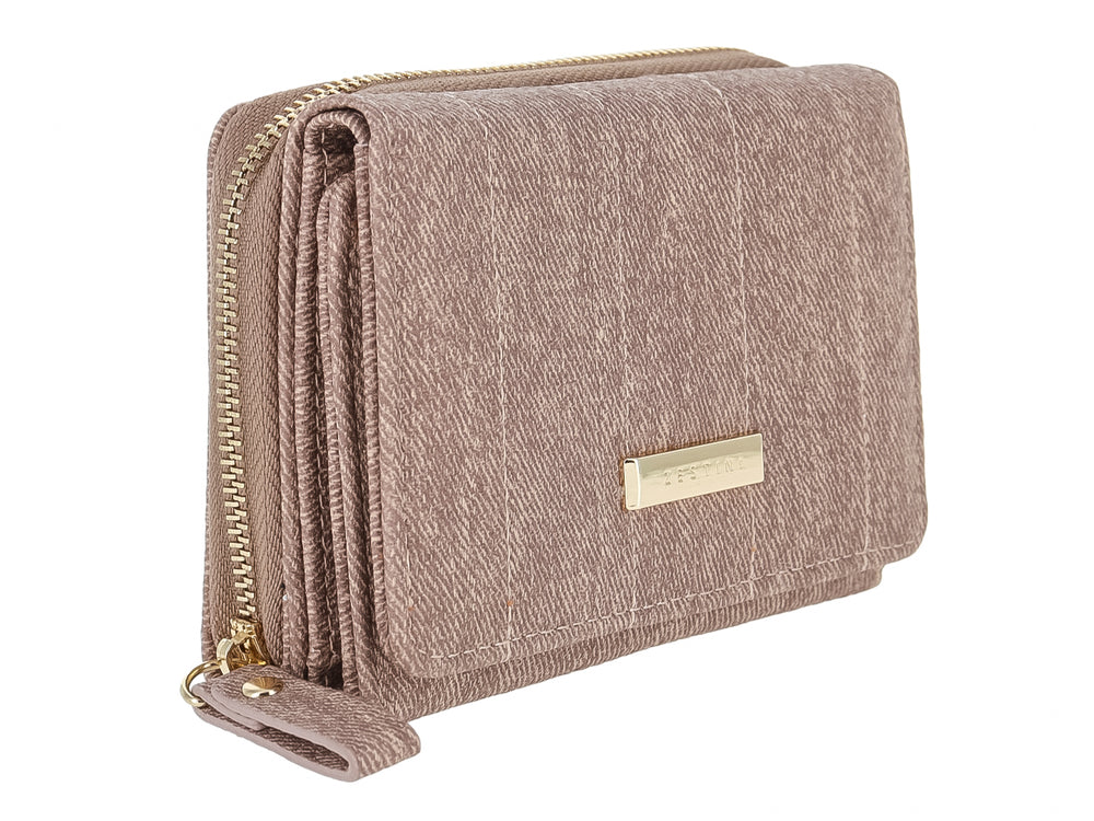 Monedero rectangular de tela color marrón con textura lineal y placa metálica frontal.