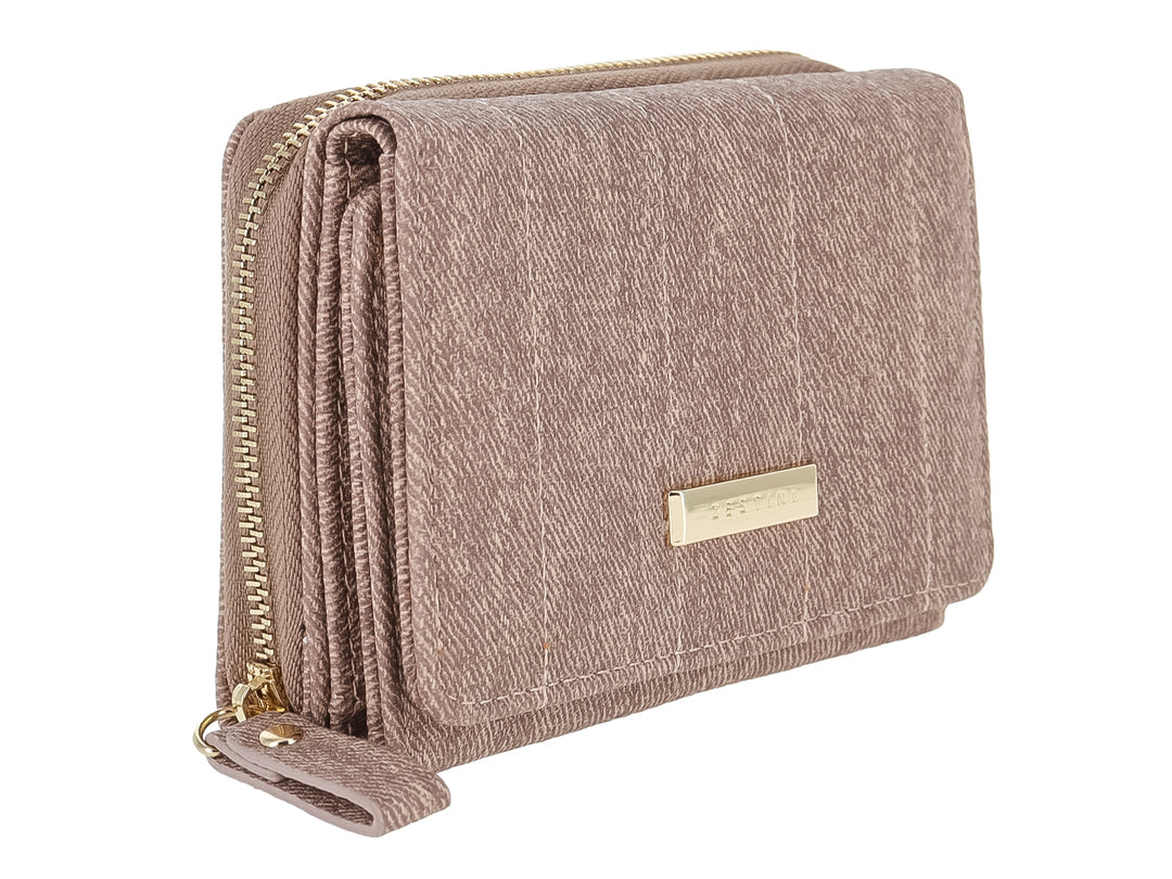 Monedero rectangular de tela color marrón con textura lineal y placa metálica frontal.