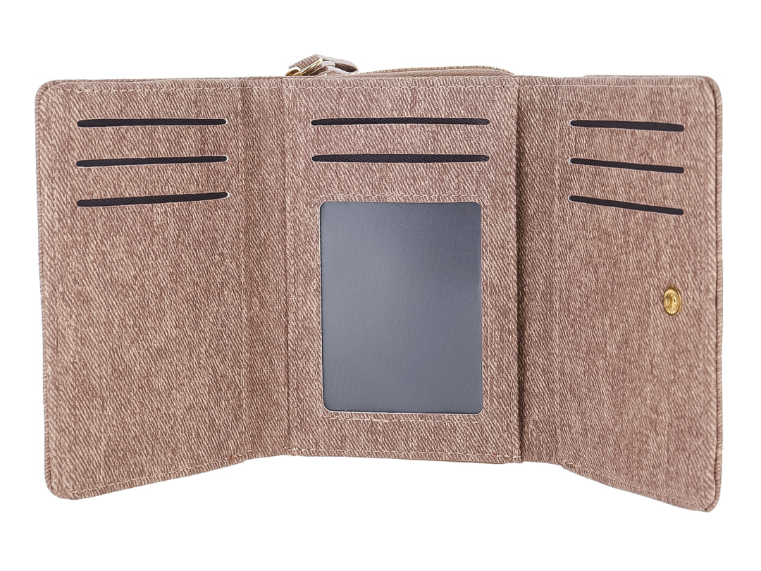 Monedero rectangular de tela color marrón con textura lineal y placa metálica frontal.