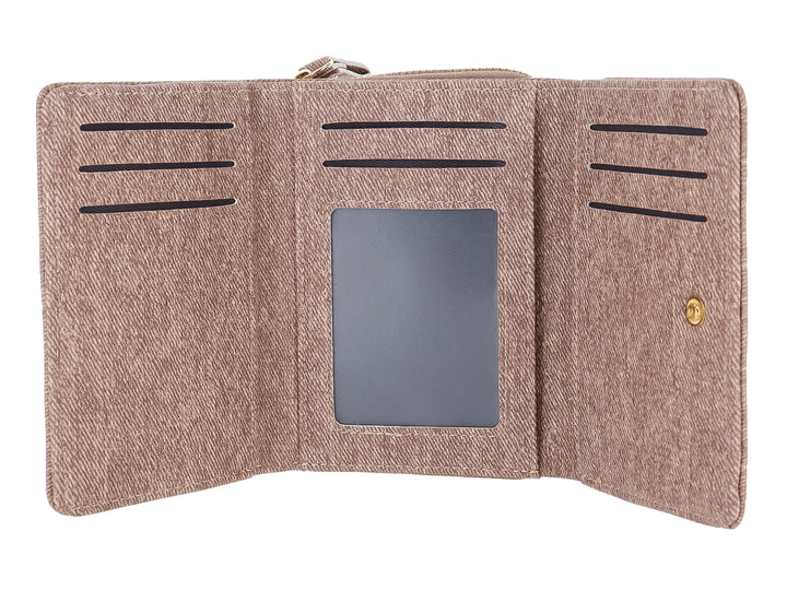 Monedero rectangular de tela color marrón con textura lineal y placa metálica frontal.