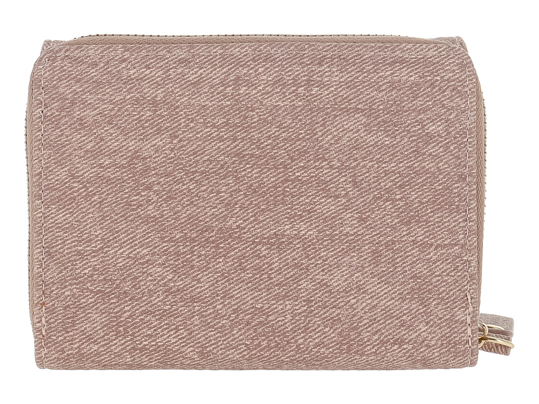 Monedero rectangular de tela color marrón con textura lineal y placa metálica frontal.