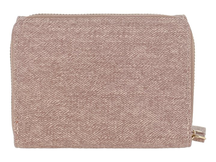 Monedero rectangular de tela color marrón con textura lineal y placa metálica frontal.