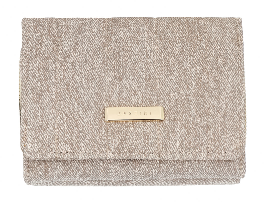 Monedero rectangular de tela color camel con placa metálica dorada central de la marca Felianna.