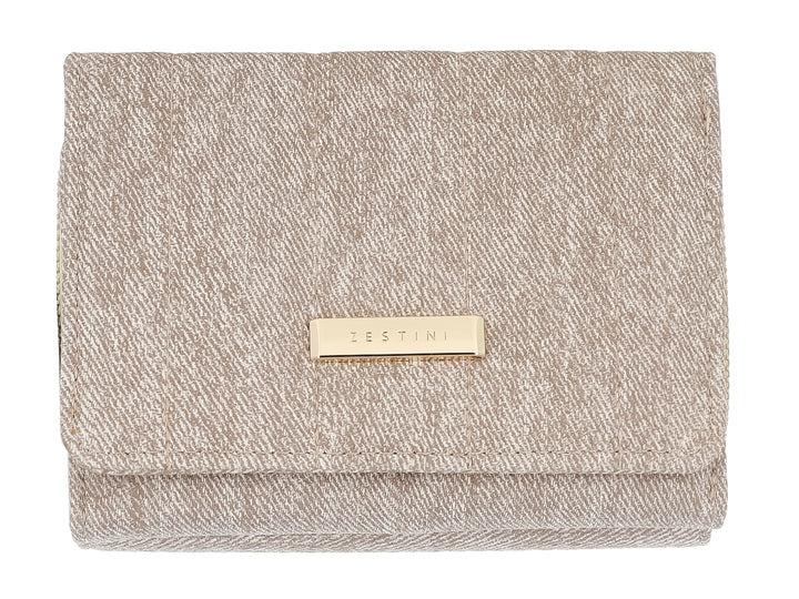 Monedero rectangular de tela color camel con placa metálica dorada central de la marca Felianna.
