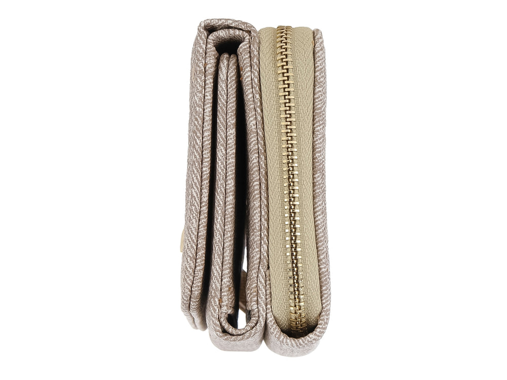 Monedero rectangular de tela color camel con placa metálica dorada central de la marca Felianna.