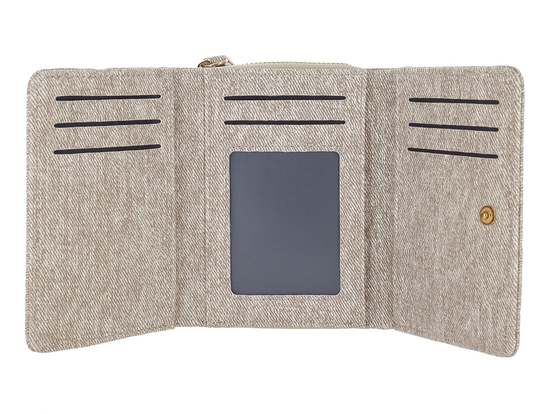 Monedero rectangular de tela color camel con placa metálica dorada central de la marca Felianna.