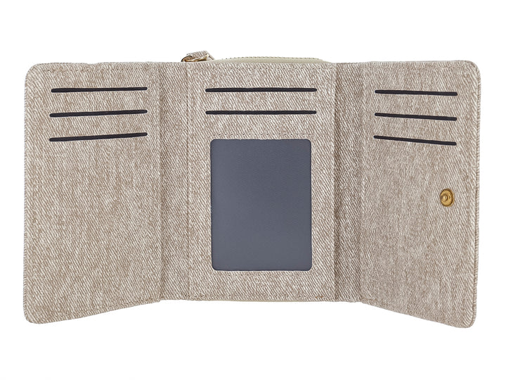 Monedero rectangular de tela color camel con placa metálica dorada central de la marca Felianna.