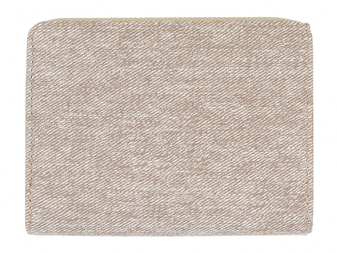 Monedero rectangular de tela color camel con placa metálica dorada central de la marca Felianna.