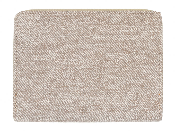 Monedero rectangular de tela color camel con placa metálica dorada central de la marca Felianna.