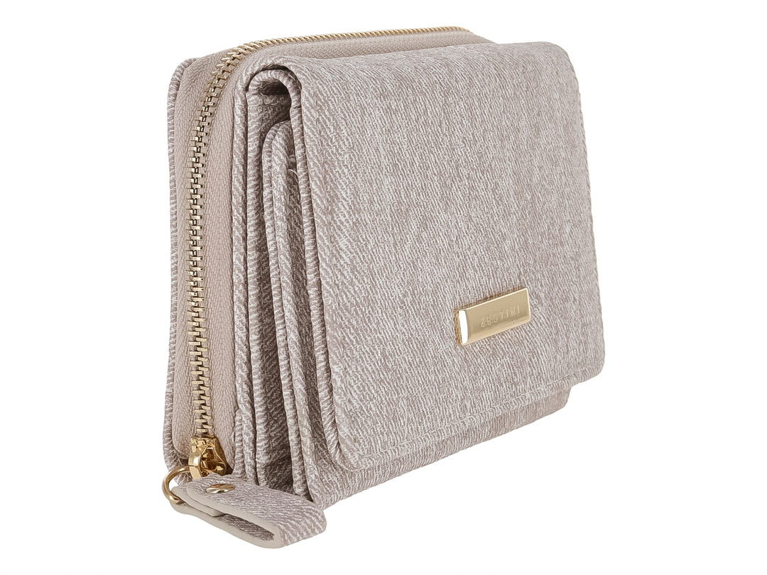 Monedero rectangular de tela color beige con textura rugosa y placa metálica dorada con la marca Zestini.