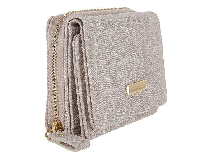 Monedero rectangular de tela color beige con textura rugosa y placa metálica dorada con la marca Zestini.
