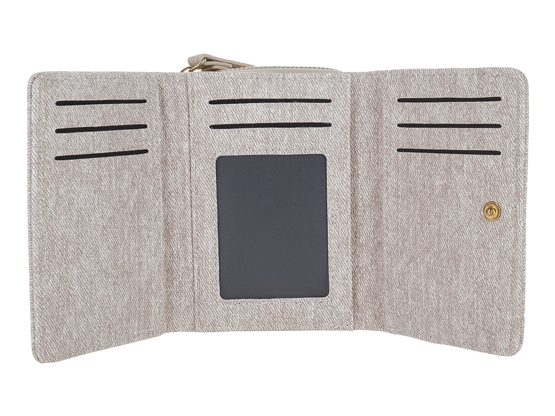 Monedero rectangular de tela color beige con textura rugosa y placa metálica dorada con la marca Zestini.