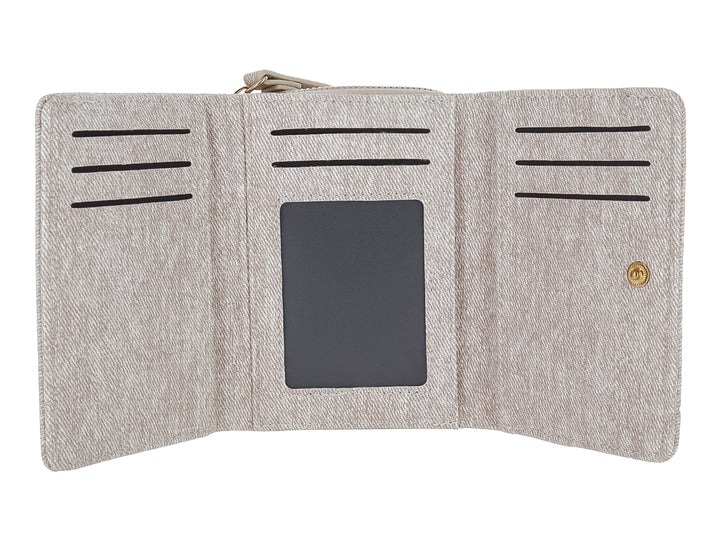 Monedero rectangular de tela color beige con textura rugosa y placa metálica dorada con la marca Zestini.