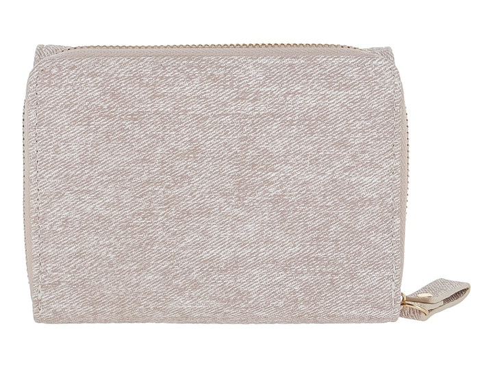 Monedero rectangular de tela color beige con textura rugosa y placa metálica dorada con la marca Zestini.