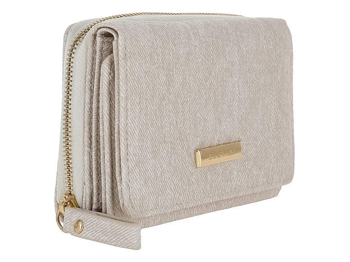Monedero rectangular de tela color blanco con un detalle metálico dorado en el centro.