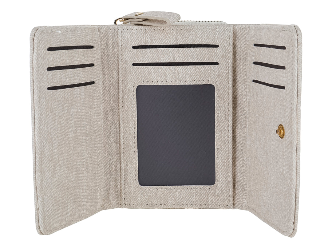 Monedero rectangular de tela color blanco con un detalle metálico dorado en el centro.
