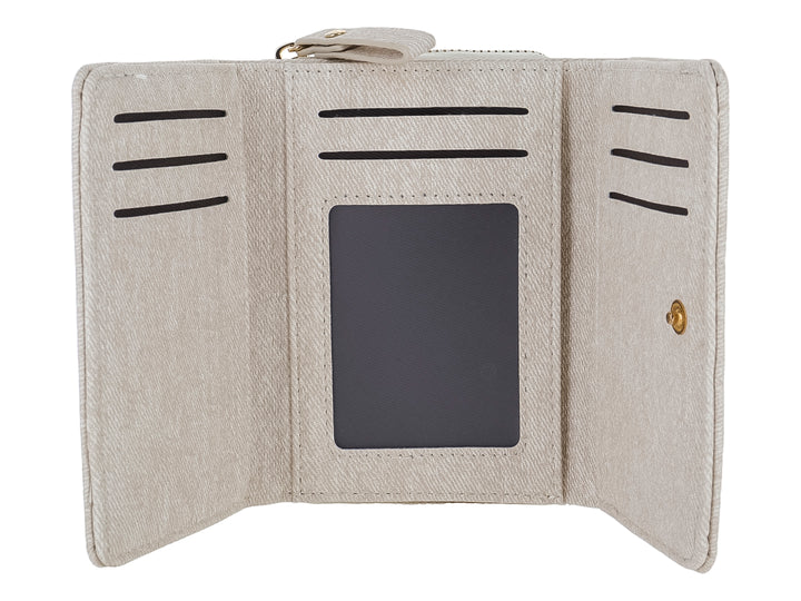 Monedero rectangular de tela color blanco con un detalle metálico dorado en el centro.