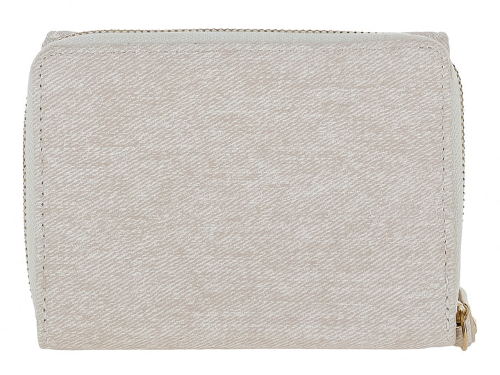 Monedero rectangular de tela color blanco con un detalle metálico dorado en el centro.