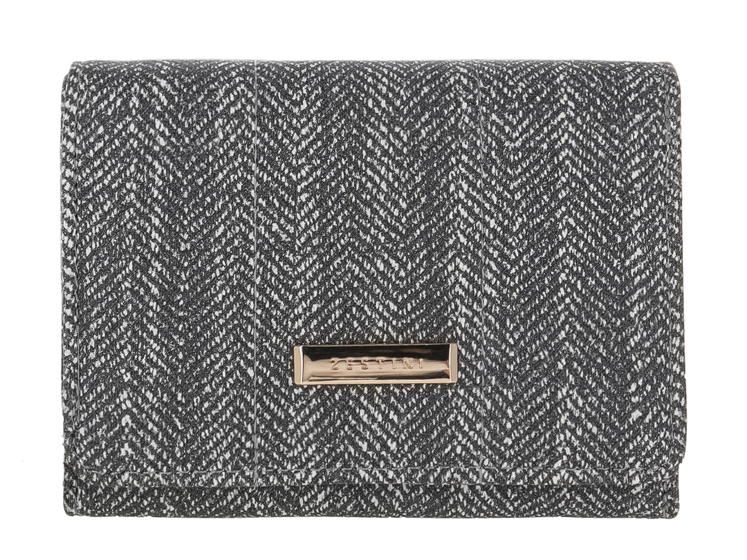 Monedero rectangular de tela con patrón de espiga en colores negro y gris y un detalle metálico frontal.