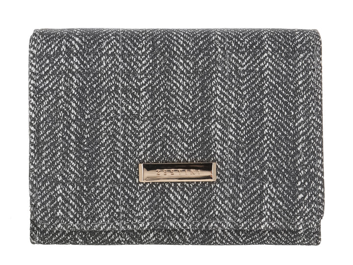 Monedero rectangular de tela con patrón de espiga en colores negro y gris y un detalle metálico frontal.