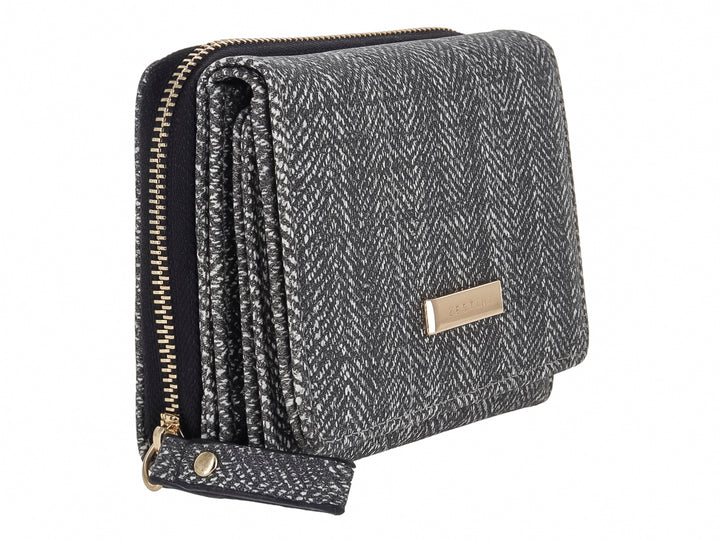 Monedero rectangular de tela con patrón de espiga en colores negro y gris y un detalle metálico frontal.