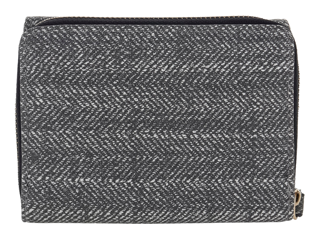Monedero rectangular de tela con patrón de espiga en colores negro y gris y un detalle metálico frontal.