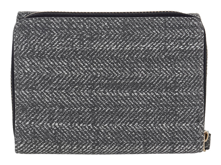 Monedero rectangular de tela con patrón de espiga en colores negro y gris y un detalle metálico frontal.