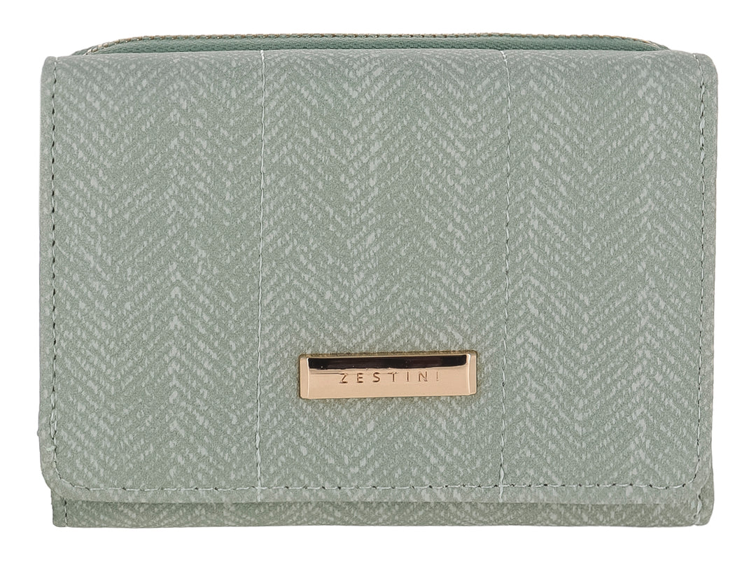 Monedero compacto de color verde con textura en patrón de espiga y placa metálica dorada frontal.