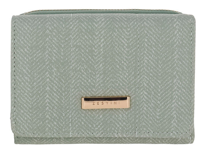 Monedero compacto de color verde con textura en patrón de espiga y placa metálica dorada frontal.
