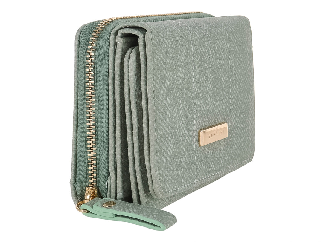 Monedero compacto de color verde con textura en patrón de espiga y placa metálica dorada frontal.