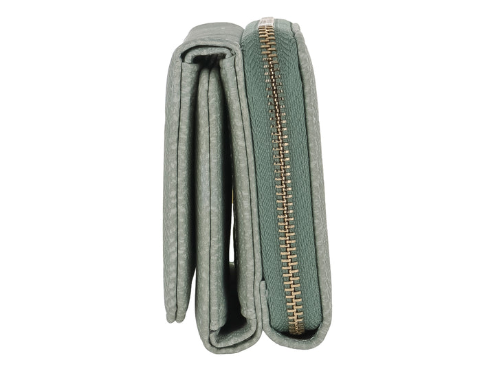 Monedero compacto de color verde con textura en patrón de espiga y placa metálica dorada frontal.