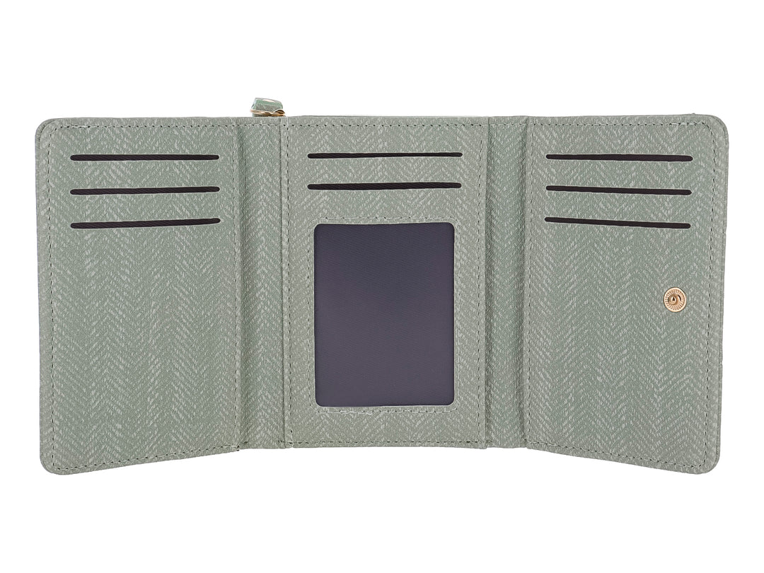 Monedero compacto de color verde con textura en patrón de espiga y placa metálica dorada frontal.