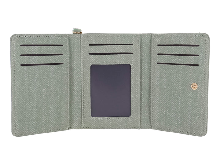 Monedero compacto de color verde con textura en patrón de espiga y placa metálica dorada frontal.