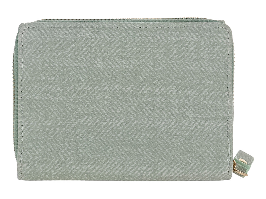 Monedero compacto de color verde con textura en patrón de espiga y placa metálica dorada frontal.