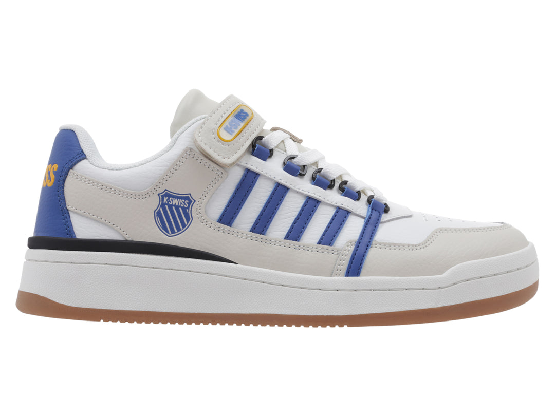 Tenis K-Swiss color blanco y marfil con detalles en azul y suela color café.