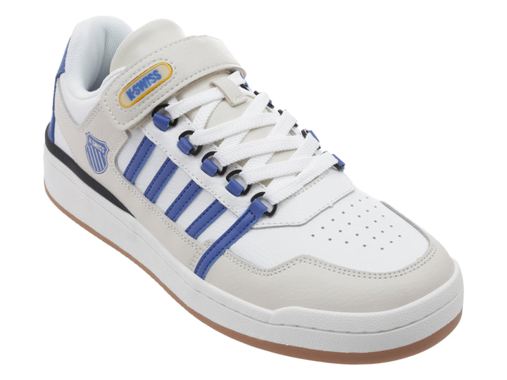Tenis K-Swiss color blanco y marfil con detalles en azul y suela color café.