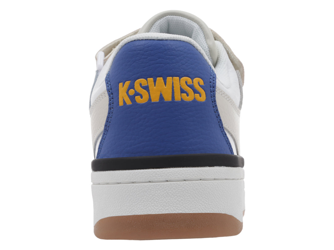 Tenis K-Swiss color blanco y marfil con detalles en azul y suela color café.