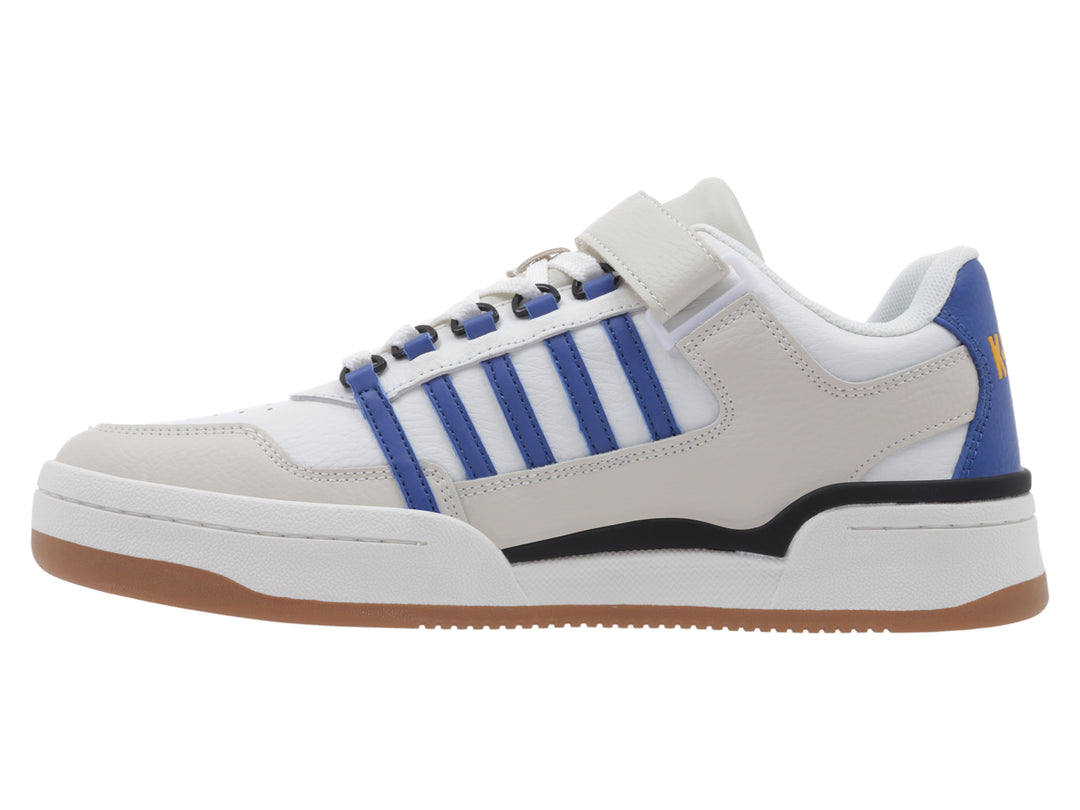 Tenis K-Swiss color blanco y marfil con detalles en azul y suela color café.