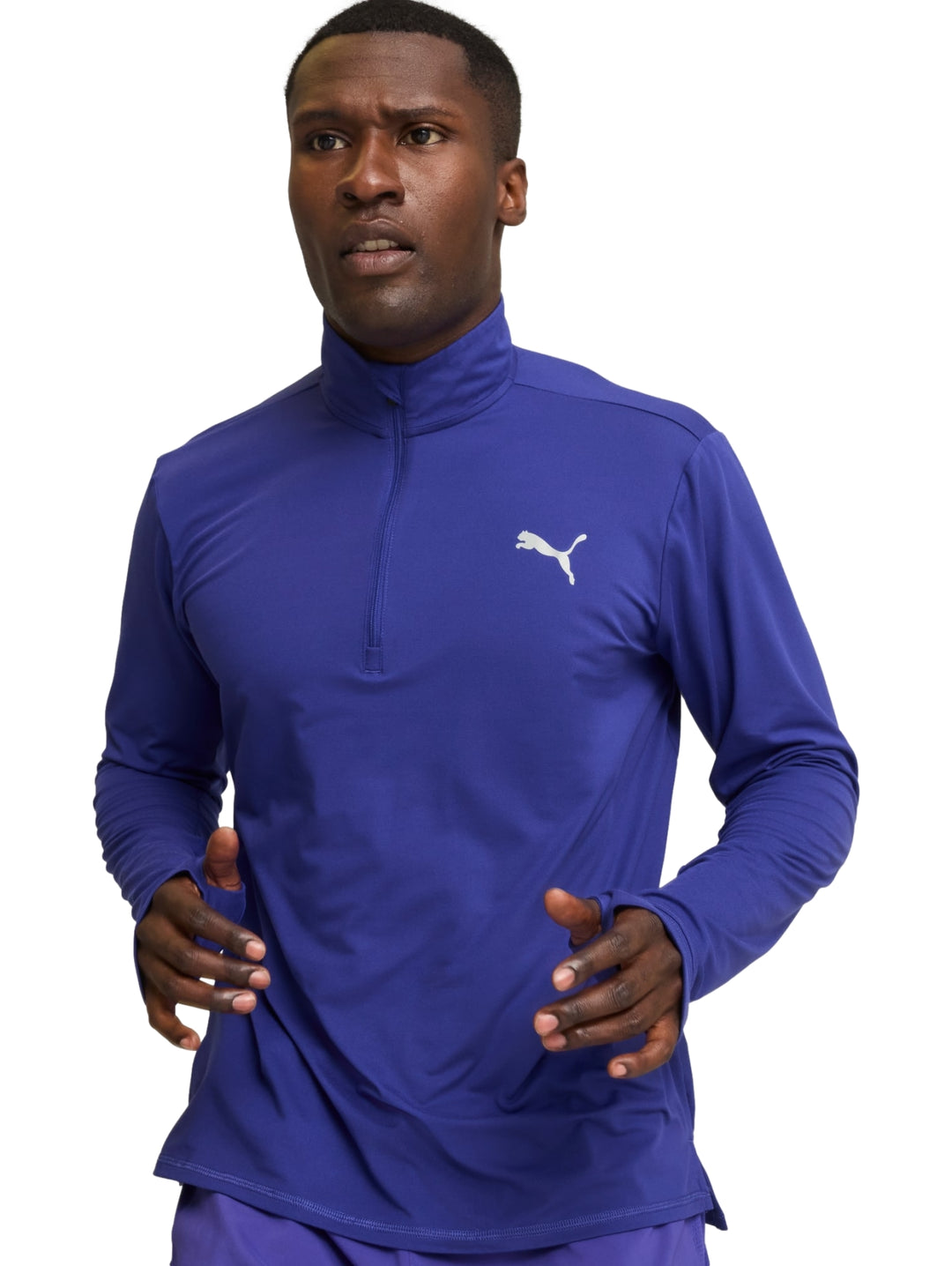 Hombre vistiendo camiseta deportiva PUMA azul lapis lazuli de manga larga con cierre de un cuarto.