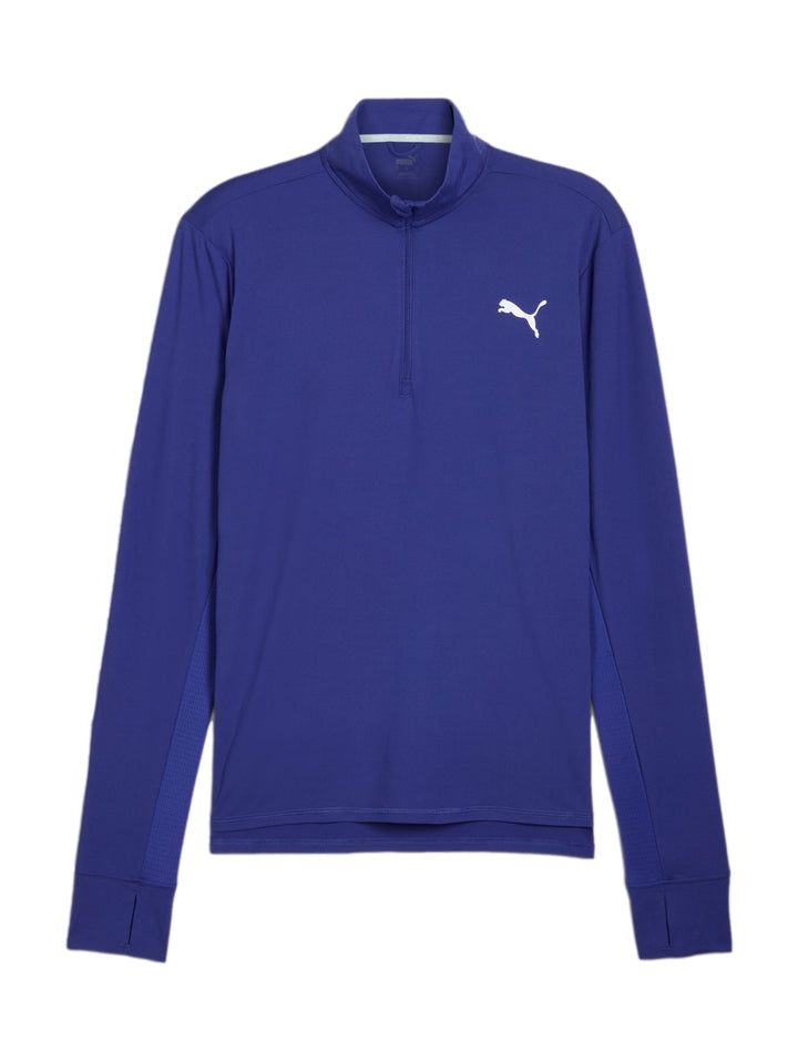 Hombre vistiendo camiseta deportiva PUMA azul lapis lazuli de manga larga con cierre de un cuarto.