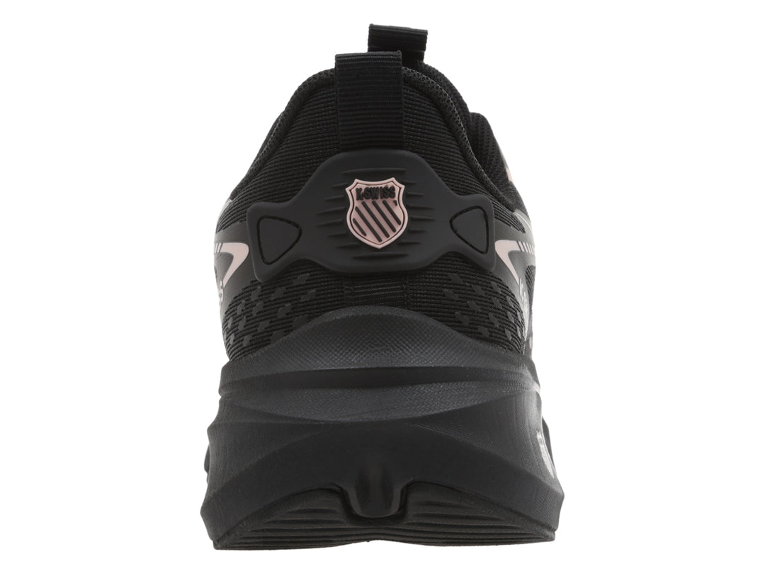 Tenis deportivos K-Swiss color negro con detalles en rosa en la suela y laterales.
