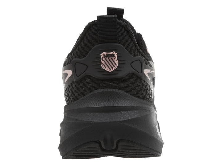 Tenis deportivos K-Swiss color negro con detalles en rosa en la suela y laterales.