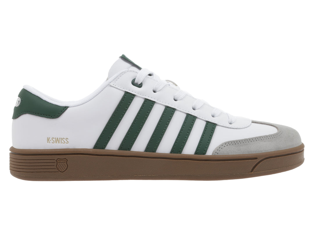 Tenis K-Swiss Francis Court color blanco con franjas laterales verdes, punta gris y suela color café.